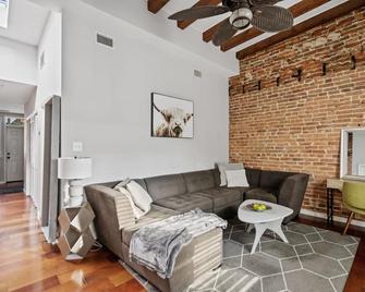 Perfect Location! Stylish Condo Steps Away from Nationals Stadium and Navy Yard in DC's Southwest Gem - واشنطن د.ك. - غرفة معيشة