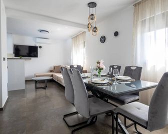 2 Bedroom Cozy Home In Vukovar - Vukovar - Dining room