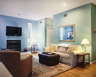 Spacious Beautiful Home with Soul, Close to DC Sights, Easy Walk to Metro - Takoma Park - Comedor