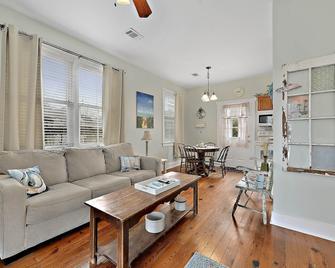 Carroll House Cottages - Bay Saint Louis - Wohnzimmer