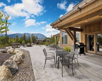 Lux GNP Retreat with Hot Tub and Game Room - Coram - Patio