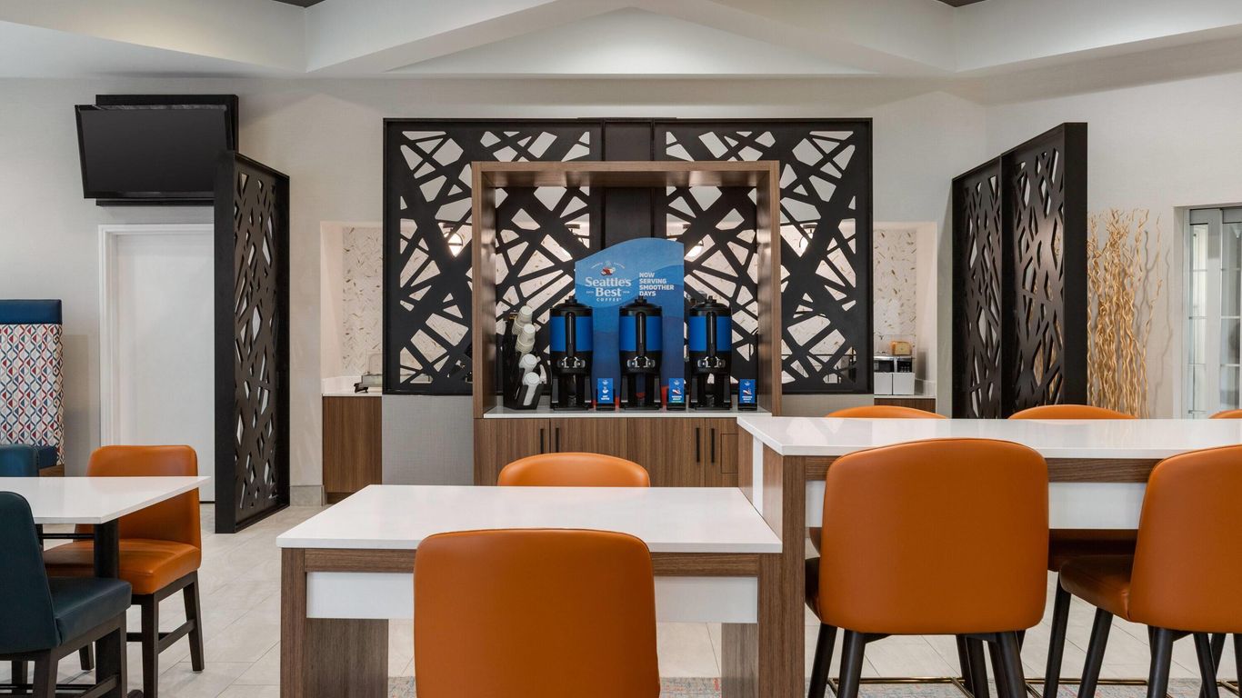 La Quinta Inn & Suites by Wyndham Dallas Arlington South