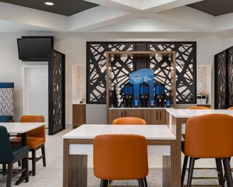 La Quinta Inn & Suites by Wyndham Dallas Arlington South - Arlington - Dining room