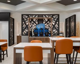 La Quinta Inn & Suites by Wyndham Dallas Arlington South - ארלינגטון - חדר אוכל