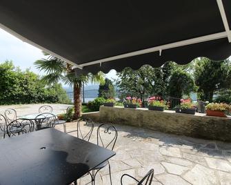 Overlooking Lake Orta. Plenty of room, private garden with pool - Ameno - Patio