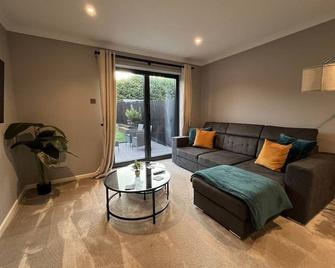 Spotless Two-Bedroom Home with Garden and Parking - Stevenage - Living room