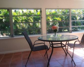 A two bedroom condo located in Venice minutes away from spectacular beaches - Venice Gardens - Dining room