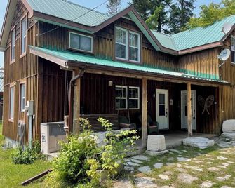 4 Bedroom Cottage On Manitoulin Island - Next to Sandy Beach! - Providence Bay - Gebouw