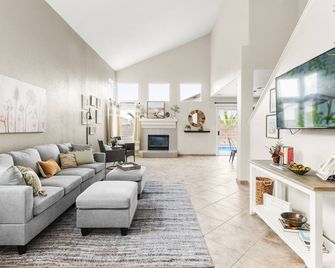 Newly decorated 4-bedroom home with pool - Las Vegas - Living room