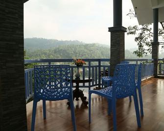 1 Bedroom With Balcony Mountain View - Munnar - Balcony