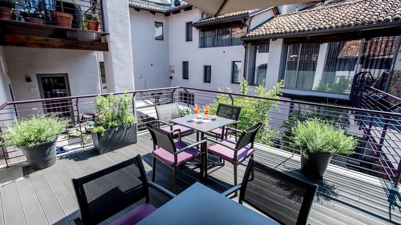 Uve Rooms & Wine Bar