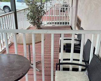 Outpost Motel - Dripping Springs - Balcony