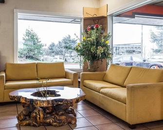 Rodeway Inn - SeaTac - Living room