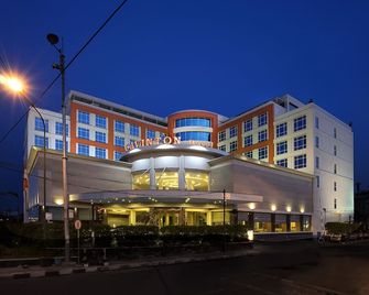 Cavinton Hotel Malioboro Yogyakarta - Yogyakarta - Building