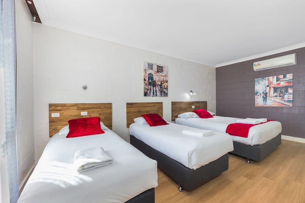 Plainsman Motel - Forbes - Bedroom