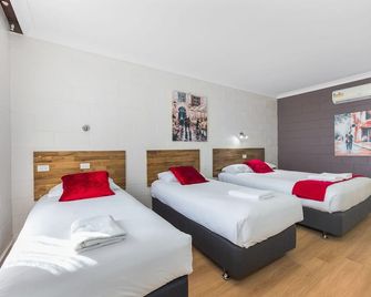 Plainsman Motel - Forbes - Bedroom