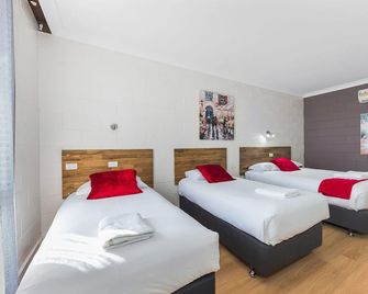 Plainsman Motel - Forbes - Bedroom