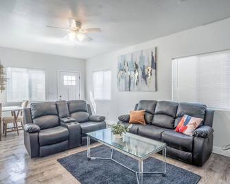 Quiet 2 Bedroom Apartment near Berkeley/Emeryville Boarders - Oakland - Sala de estar