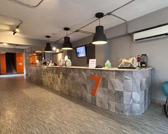 Glur Hostel Pattaya Walking Street - Pattaya - Reception