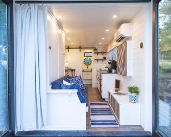 The Bluebonnet-Tiny Container Home Country Setting 12 min to Downtown - Bellmead