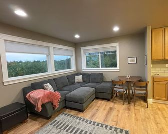 Convenient and bright Cross Trail Vacation Getaway! - Sitka - Obývací pokoj