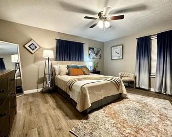 Quaint, spacious, & relaxing; come stay with us, you'll enjoy the details. - South Point - Спальня