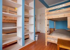 6 Bed Dorm: Chill Hill Hostel & Private Rooms - Peach Garden (Rnal Nº 7624 / Al) - Mafra - Schlafzimmer