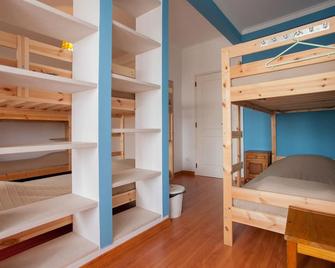 6 Bed Dorm: Chill Hill Hostel & Private Rooms - Peach Garden (Rnal Nº 7624 / Al) - Mafra - Quarto