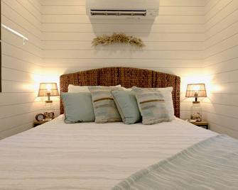 The Shoreline Container Home 12 min to Magnolia Silos and Baylor - Waco - Bedroom