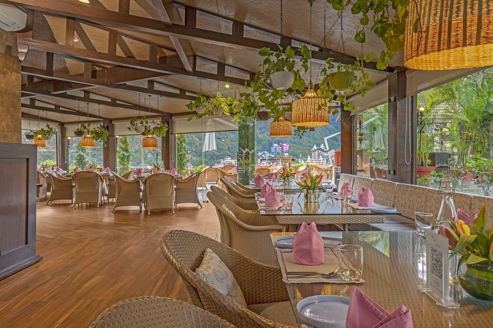 Aloha On The Ganges by Leisure Hotels - רישיקש - מסעדה