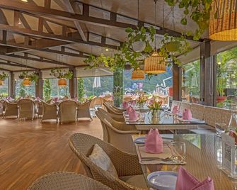 Aloha On The Ganges by Leisure Hotels - רישיקש - מסעדה