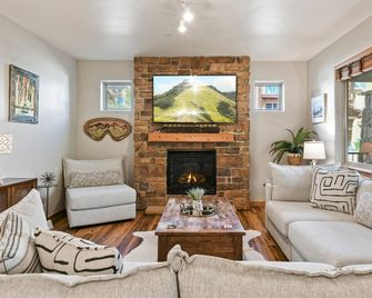 Downtown Wp Condo 613 I Pool I Club House I Hot Tub I Great Views I Activity Program - Winter Park - Wohnzimmer