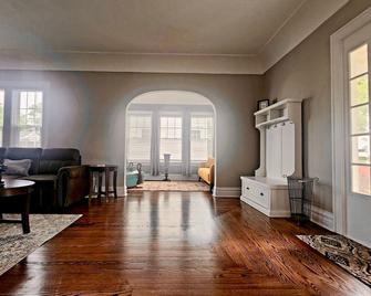 Historical 6 bed home, game room, short walk to beach & harbor lighthouse views. - Lorain - Living room