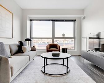 Roomy East Cambridge 1BR w/ Gym & W/D, near Lechmere Stn, by Blueground - 劍橋 - 客廳