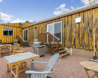 Ghost Canyon Getaway Unit #3 - Hermosa - Patio