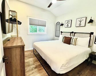 Raven’s Nest Luxury Mountain Chalet Spectacular Indoor & Outdoor Living! - Nelson - Bedroom