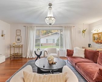 Royal Oaks Retreat 2Br2Ba Fenced Yard - Vancouver - Sala de estar