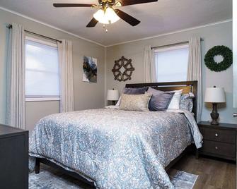Close to U - Champaign - Bedroom