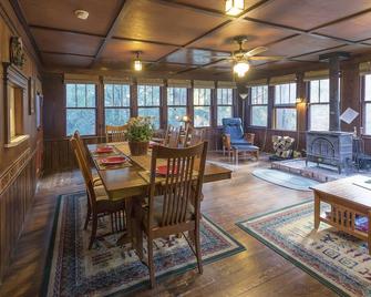 Storybook Waterfront Cottage; Close to Hidden Valley/ Seven Springs - Somerset - Dining room