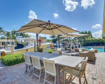 Canal Access and Pool Lighthouse Point Getaway! - Lighthouse Point - Patio