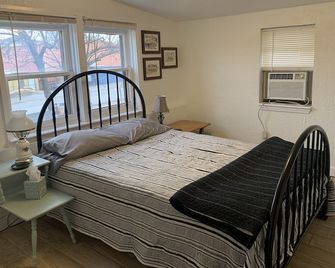 Cheerful 2 bedroom cabin in beautiful Medicine Park! - Medicine Park - Bedroom