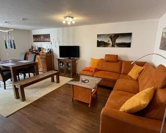 Ferienwohnung zwischen Weinheim und Hemsbach - Weinheim - Wohnzimmer