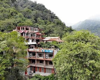 Hill Top Swiss Cottage - רישיקש - בניין