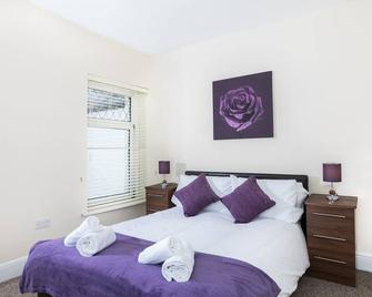 River House with Parking - TV in Every Bedroom! - Loughor - Bedroom