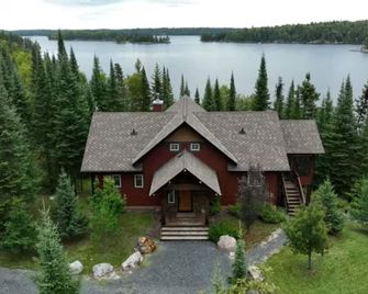Lakefront, Drive up Cottage on Black Sturgeon Lake - Kenora - Gebouw