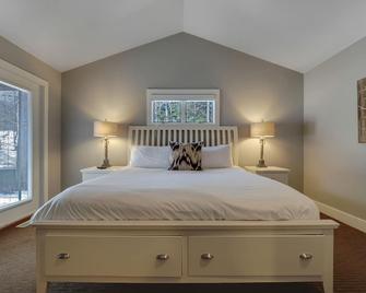 3BR Slopeside Disciples Village Condo #690- Ski In/Ski Out on Boyneland! - Boyne Falls - Bedroom