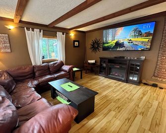 Reenie’s Rustic Retreat - Walking distance to beach, Pet friendly! - Sicamous - Living room