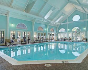 Kingsgate 1BR - 5 mins to historic Williamsburg - וויליאמסברג - בריכה