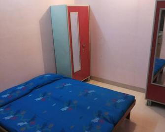 Private Room in an Apartment for 1 or 2 persons at Andheri West - Bombay - Habitación