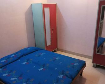 Private Room in an Apartment for 1 or 2 persons at Andheri West - מומבאי - חדר שינה